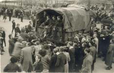 21435 FD028203 Canadese strijdkrachten rijden tijdens de bevrijding van Zwolle op 14 april 1945 op de Wipstrikkerallee ...