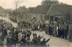 21437 FD028205 Canadese strijdkrachten rijden tijdens de bevrijding van Zwolle op 14 april 1945 op de Wipstrikkerallee, ...