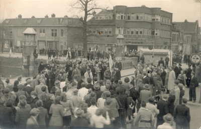 21438 FD028206 Canadese strijdkrachten rijden tijdens de bevrijding van Zwolle op 14 april 1945 op de Wipstrikkerallee ...