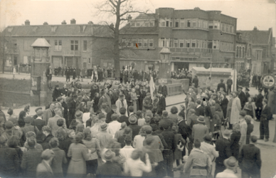 21438 FD028206 Canadese strijdkrachten rijden tijdens de bevrijding van Zwolle op 14 april 1945 op de Wipstrikkerallee ...