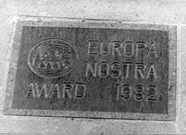 21683 FD015742 Waterstraat: gevelsteen Europa Nostra Award 1981: huldeblijk voor de monumentenzorg., 1984