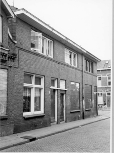 2209 FD013159 Schoolstraat 85-87-89. Op achtergrond de Langenholterweg. , 1973