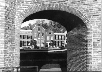 22273 FD015791 Waterstraat: Pelserpoortje uit het zuiden met zicht op de stadsgracht en Thorbeckegracht., 1986