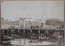 23082 _0005 Opname van de Kamperpoortenbrug in Zwolle, gezien vanuit het zuidoosten, 1860 - 1870