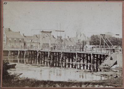 23082 _0006 Opname van de Kamperpoortenbrug in Zwolle, met mensen op de brug, gezien vanuit het zuidoosten, 1865 - 1870