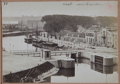 23082 _0017 Opname van de uitmonding van de Willemsvaart in de stadsgracht bij de Keersluisbrug in Zwolle met rechts ...