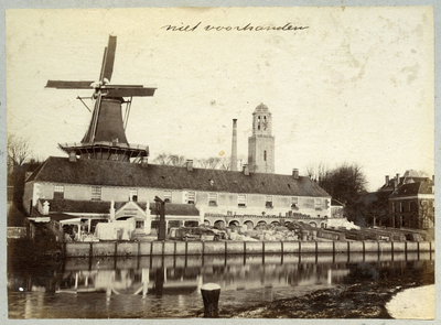 23083 _0005 Opname van de Eekwal in Zwolle met de molen van Hooglucht, steenhouwerij firma Klinkert en de Onze Lieve ...