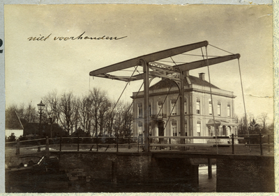 23083 _0035 Opname van de Vechtbrug in Zwolle met daarachter een statig woonhuis, 1890 - 1905