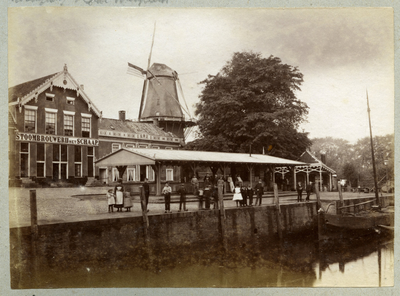 23083 _0066 Opname van de vismarkt op het Rodetorenplein in Zwolle achter de molen van de familie Kok met rechts in de ...