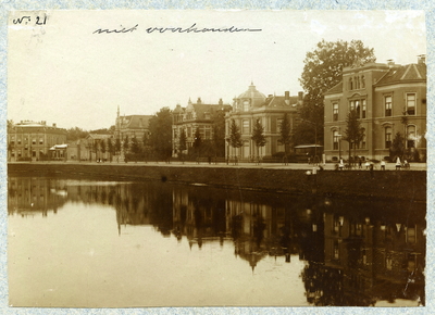 23083 _0104 Opname gemaakt vanaf de Nieuwe Havenbrug van het Klein Weezenland, (sinds 1933 heet het burgemeester van ...