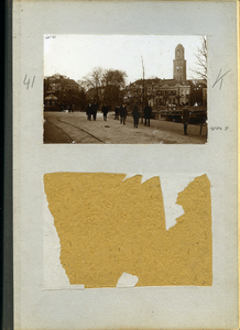 23082 _0131 Bladzijde van het album met een foto , hierna individueel beschreven., 1890 - 1905