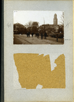 23082 _0131 Bladzijde van het album met een foto , hierna individueel beschreven., 1890 - 1905