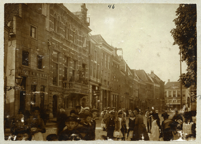 23083 _0139 Opname van de Oude Vismarkt in Zwolle, gezien in de richting van de Grote Markt, met veel mensen op straat, ...