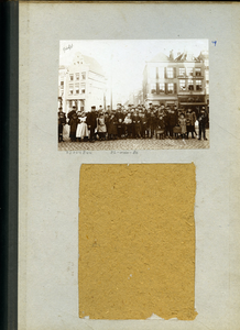 23083 _0143 Bladzijde van het album met een foto, hierna individueel beschreven., 1890 - 1905