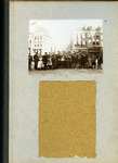 23082 _0143 Bladzijde van het album met een foto , hierna individueel beschreven., 1890 - 1905