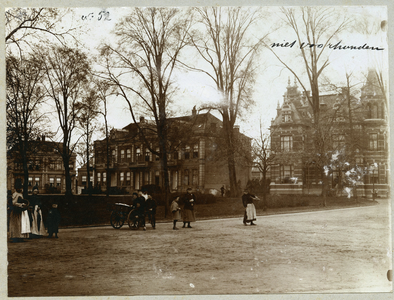 23083 _0150 Opname van het Ter Pelkwijkpark in Zwolle met rechts het toenmalige huis van Mr. Trip (in 1884 gebouwd door ...
