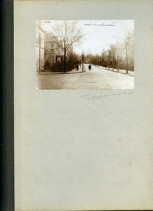 23083 _0155 Bladzijde van het album met een foto , hierna individueel beschreven., 1890 - 1905