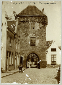 23083 _0158 Opname van de Dijkpoort Hattem (Gld.) uit de veertiende eeuw, vóór de restauratie in 1910 (waarbij ...