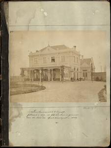 23083 _0003 Bladzijde van het album met een foto, hierna individueel beschreven, Ca. 1885