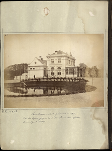 23083 _0005 Bladzijde van het album met een foto, hierna individueel beschreven, 1885- 1905