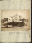 23083 _0005 Bladzijde van het album met twee foto's, hierna individueel beschreven, 1890 - 1905