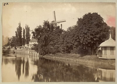 23084 _0009 Opname van de Eekwal in Zwolle vanaf de Nieuwe Havenbrug met op de achtergrond de molen De Herstelder aan ...