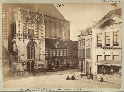23084 _0019 Opname van de Grote Markt in Zwolle met de Grote of St. Michaëlskerk vóór de restauratie van 1883 met een ...