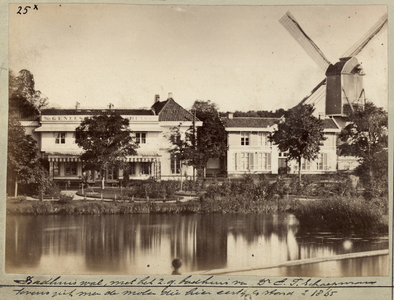23084 _0025 Opname van het 'Geneeskundig Badhuis' (geopend in juni 1842) van Dr. E.T. Schaepman aan de Badhuiswal in ...