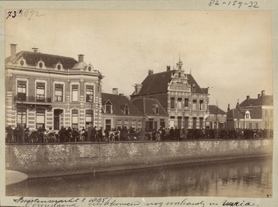 23084 _0047 Opname van de Beestenmarkt ( nu Harm Smeengekade) in 1885, op de achtergrond huis Vos de Wael en het huis ...
