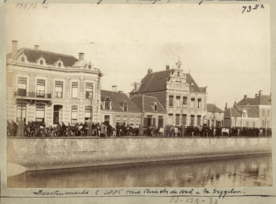 23084 _0048 Opname van de Beestenmarkt ( nu Harm Smeengekade) in 1885, op de achtergrond huis Vos de Wael en het huis ...