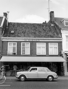 2468 FD002409 Schoenenwinkel van Wieten aan de Diezerkade in de wijk Diezerpoort., 00-00-1973