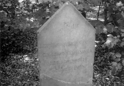 2492 FD003137-04 Grafsteen van de bediende Apollo, overleden op 23 mei 1828, op het terrein van Huize Haarst. Tekst: ...