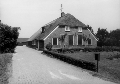 2518 FD003162 Boerderij met rieten dak aan de Doornweg in het buurschap Haerst., 00-00-1986