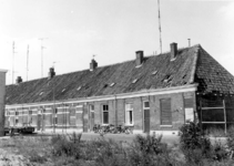 2563 FD005978 Dichtgetimmerde woningen aan de Hofstraat of Schoolstraat, tijdens voorbereiding afbraak-sanering, 1973., ...