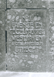 2773 FD012402 Roggenstraat 24: tegel met opschrift: NV Faience en Tegelfabriek Westraven Gebr. Ravesteijn Utrecht., 1972