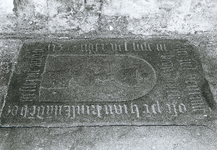 2796 FD013194 Schoutenstraat 4: grafsteen uit 1736 in de Waalse Kerk of St. Geertruidisconvent, liggende in de vloer ...