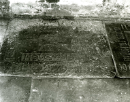 2797 FD013195 Schoutenstraat 4: grafsteen in de Waalse Kerk of St. Geertruidisconvent, liggende in de vloer van het ...