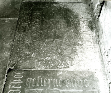 2798 FD013196 Schoutenstraat 4: grafsteen in de Waalse Kerk of St. Geertruidenconvent, liggende in de vloer van het ...