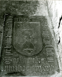 2799 FD013197 Schoutenstraat 4: grafsteen uit 1736 in de Waalse Kerk of St. Geertruidenconvent, liggende in de vloer ...