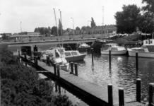 2812 FD013211 Schuttevaerhaven aan de Schuttevaerkade en Friesewal met de zogenaamde Mesthoop- of Petroleumbrug bij de ...