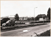 2926 FD015154 Veerallee. Rechts houten huizen aan Willemsvaart. Op de achtergrond de overkapping van de PTT-perrons, ...