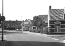 2961 FD000562 Woningen en winkel op het kruispunt Assendorperstraat met Molenweg en Lindestraat. De muurreclame op het ...