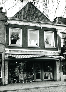 3237 FD010213 Nieuwe Markt 12, uit het zuidwesten., 1987