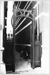 3334 FD011616 Prins Hendrikstraat 5-7; Jugendstil poortje., 1990