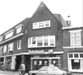 3496 FD000580 Woningen, winkels en bankgebouw aan de Assendorperstraat. In het bankgebouw was voorheen slagerij Goes ...
