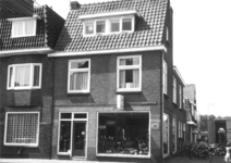 3520 FD000604 Rijwielhandel H. Bos op de hoek Assendorperstraat met de Dahliastraat., 00-00-1978