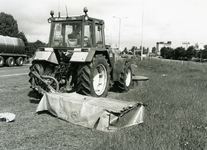 3524 FD001209-02 Blaloweg: maaier in actie op de groenstrook van de rotonde., 1994