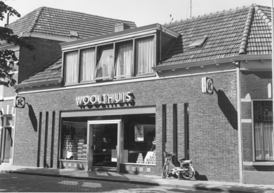3597 FD002515 Voormalige slagerij van Woolthuis aan het Diezerplein in de Diezerpoort., 00-00-1973