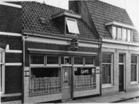 3714 FD006189 Hoogstraat 77 Café Eijberg, naar het uiterlijk van de eigenaar in de volksmond bekend als de Kippe . Zijn ...