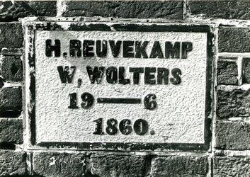 3835 FD010979 Oude Wetering 1-1, Huize Werkeren (Mastenbroekerpolder): gevelsteen H. Reuvekamp W. Wolters 19-6-1860., 1992